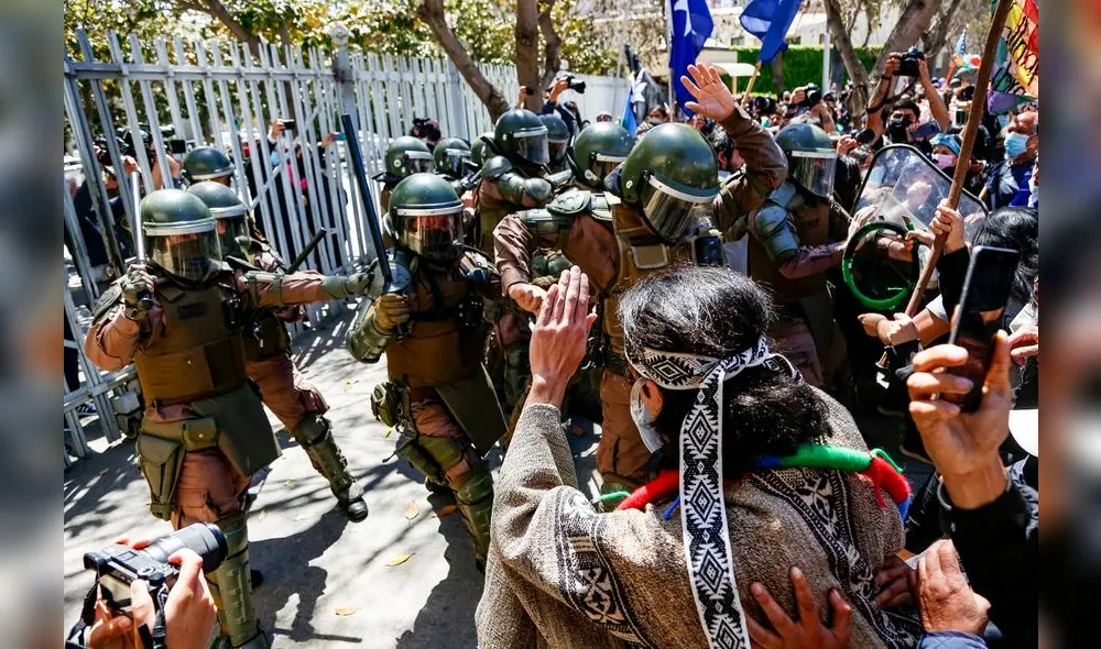 Indígenas mapuches chilenos y sus partidarios se enfrentan con la policía antidisturbios durante una protesta contra el gobierno de Chile frente al edificio del Congreso en Valparaíso. Foto: AFP-VIDEO: CNN Chile