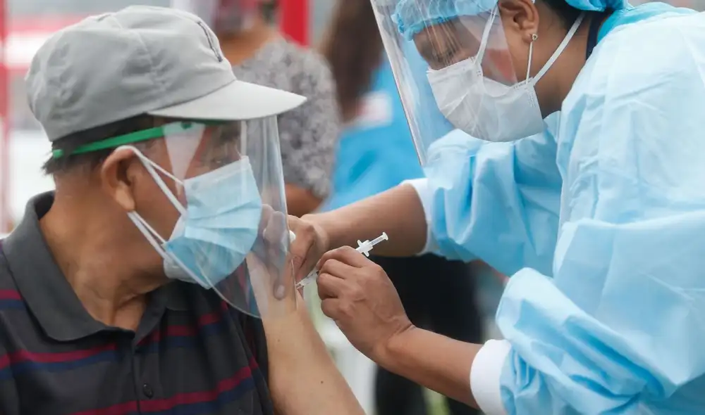 Actualmente, la dosis de refuerzo se está aplicando a los mayores de 65 años. Foto: Andina