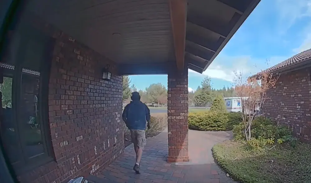 El joven trabajador tuvo que pagar los daños de la puerta. Foto: captura de YouTube El joven trabajador tuvo que pagar los daños de la puerta. Foto: captura de YouTube