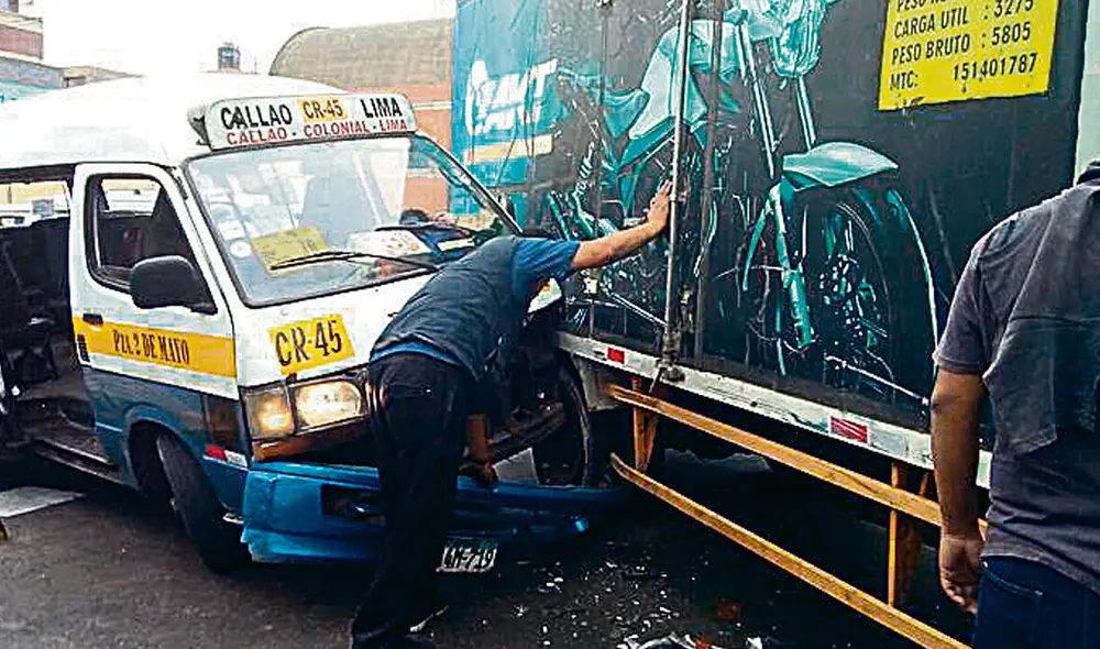 Sin control. Informalidad deja caos y muerte en las pistas. Foto: difusión Sin control. Informalidad deja caos y muerte en las pistas. Foto: difusión