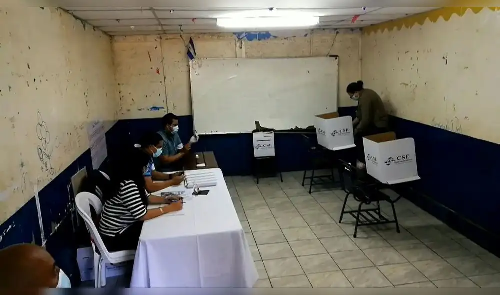 Las urnas fueron abiertas hacia las 07.00 hora local (12.38 GMT) y uno de los primeros nicaragüenses en votar fue el canciller Denis Moncada. Foto y VIDEO: AFP Las urnas fueron abiertas hacia las 07.00 hora local (12.38 GMT) y uno de los primeros nicaragüenses en votar fue el canciller Denis Moncada. Foto y VIDEO: AFP