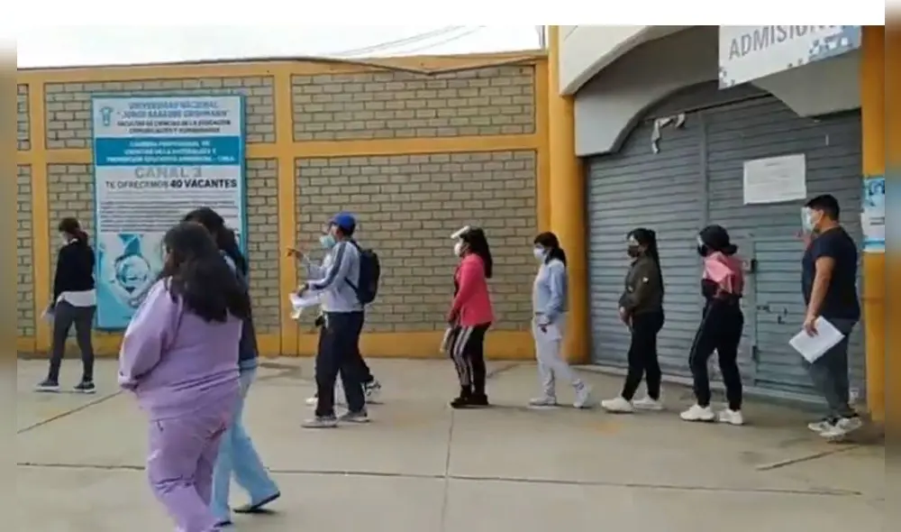 Postulantes ingresaron en dos grupos al campus universitario. Foto: Captura Radio Uno