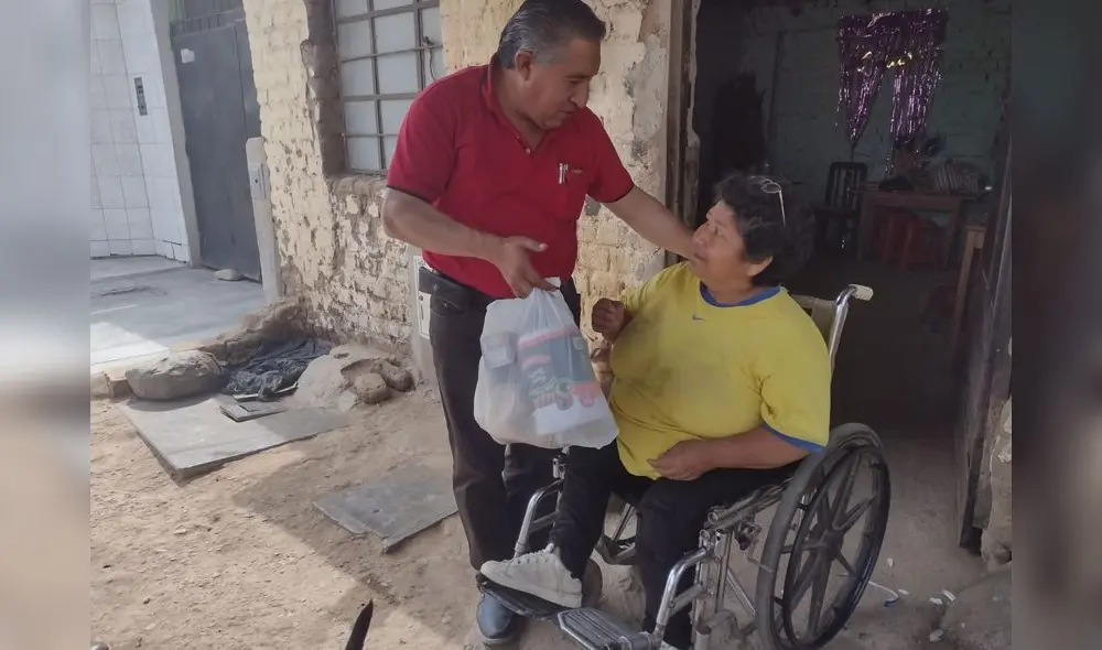 Profesor llegó al centro poblado Alto Trujillo abrindar apoyo. Foto: JLL Profesor llegó al centro poblado Alto Trujillo abrindar apoyo. Foto: JLL