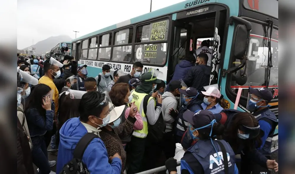 Gran afluencia de personas y aglomeraciones tras ausencia de buses de transporte. Foto: Marco Cotrina/ La República Gran afluencia de personas y aglomeraciones tras ausencia de buses de transporte. Foto: Marco Cotrina/ La República