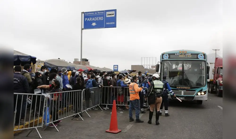 Aglomeraciones tras ausencia de buses. Foto: Marco Cotrina/La República Aglomeraciones tras ausencia de buses. Foto: Marco Cotrina/La República