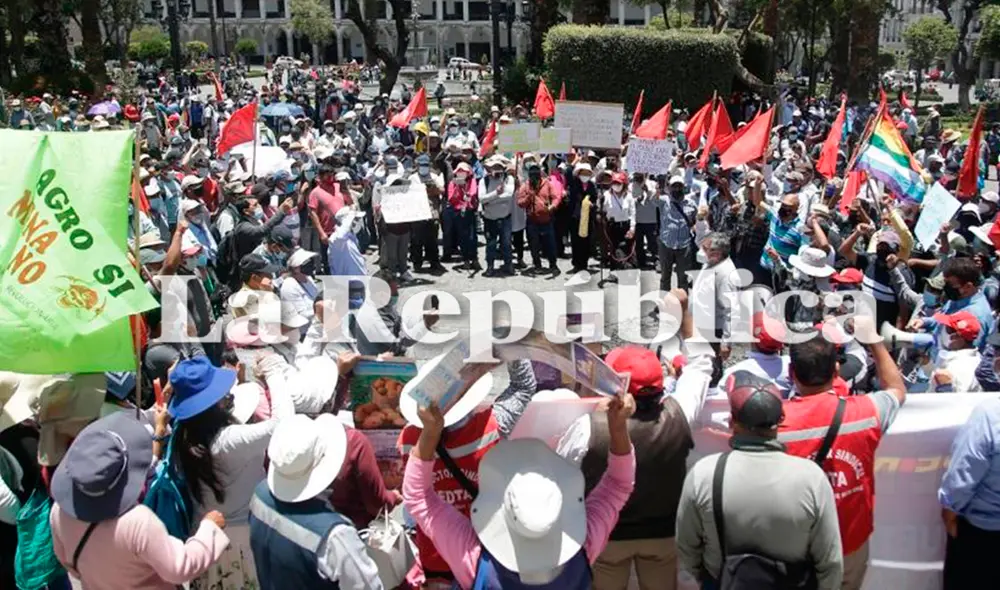 Protestantes se reunieron en la plaza España y luego transitaron por vías principales. Foto: Rodrigo Talavera/ La República