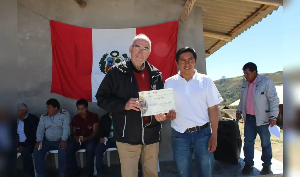 El maestro quesero suizo Oskar Flüeler capacitó a productores de Agallpampa. Foto: Cedepas El maestro quesero suizo Oskar Flüeler capacitó a productores de Agallpampa. Foto: Cedepas