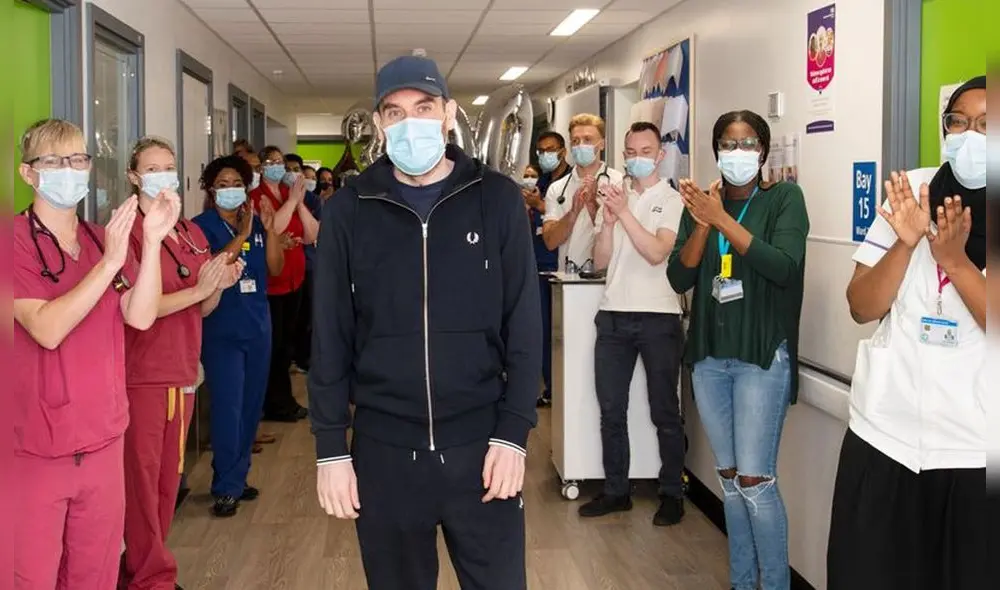 El personal del hospital despidió a Andrew Watts del hospital. Foto: Hospital Queen Elizabeth