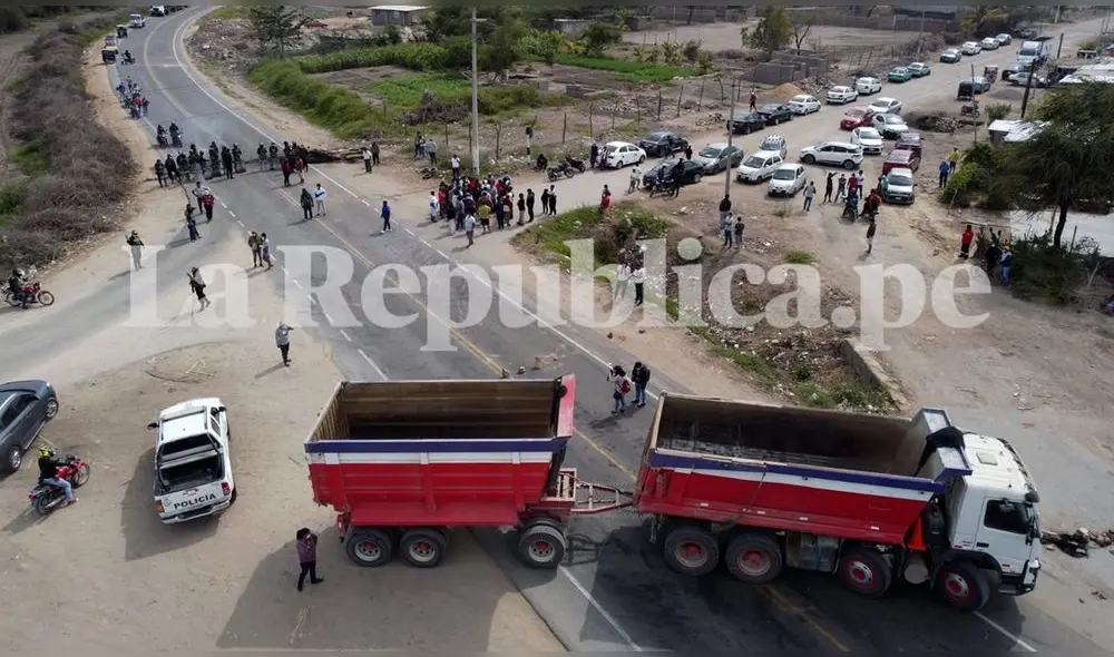 Los manifestantes bloquearon la carretera que une a Chiclayo-Pomalca. Foto: Clinton Medina/ La República Los manifestantes bloquearon la carretera que une a Chiclayo-Pomalca. Foto: Clinton Medina/ La República