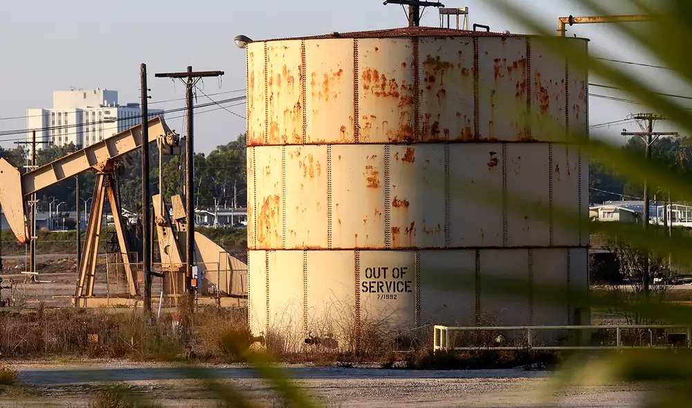 Estación de una petrolera en Long Beach, California. Foto: AFP Estación de una petrolera en Long Beach, California. Foto: AFP
