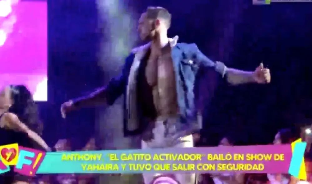 A lo chollywood. El 'Gatito Activador' se cansó del acoso de los medios y estuvo rodeado de agente de seguridad tras concierto de Yahaira para que los medios no se le acerquen. Foto: Amor y fuego A lo chollywood. El 'Gatito Activador' se cansó del acoso de los medios y estuvo rodeado de agente de seguridad tras concierto de Yahaira para que los medios no se le acerquen. Foto: Amor y fuego