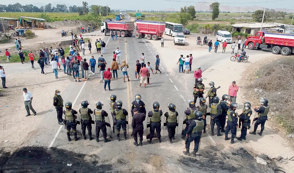 Chiclayo. Trabajadores bloquearon vías, quemaron llantas, marcharon y realizaron plantones. Foto: Clinton Medina/La República