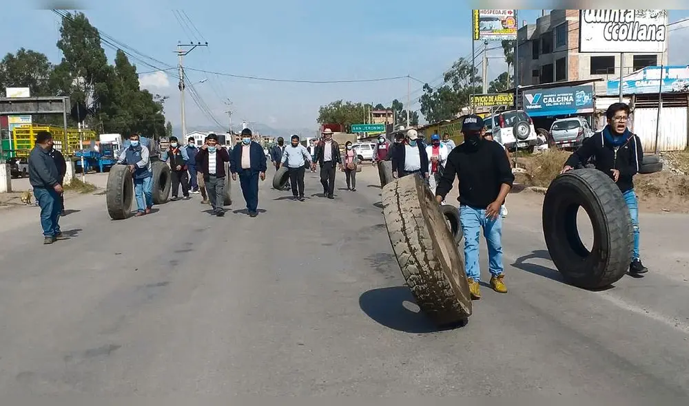 Cierre. Bloqueos en vía Interoceánica en Cusco causó malestar en personas que viajaban. Carretera fue despejada por la tarde.