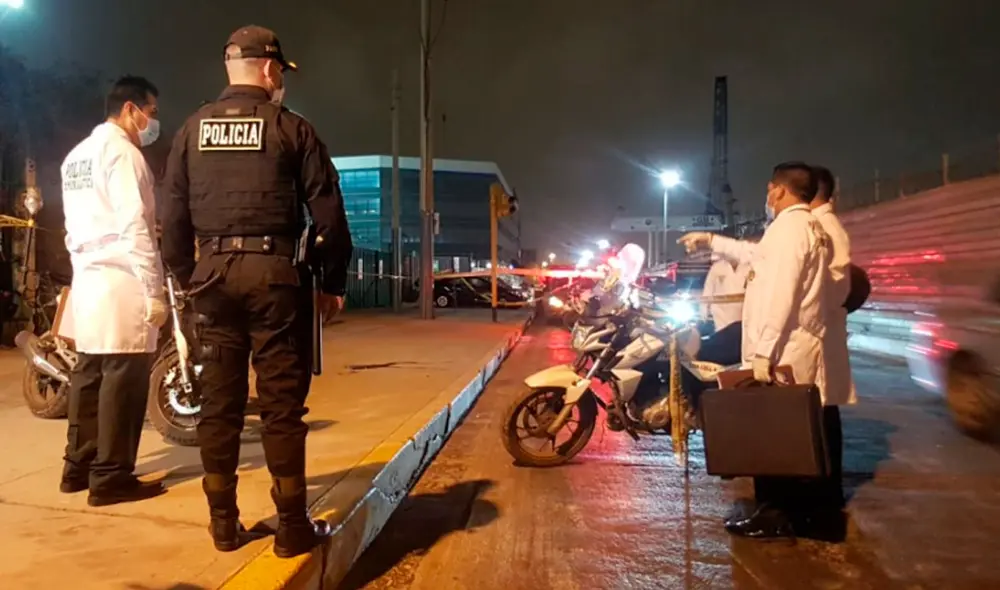 Agentes de la Policía no descartan que el asesinato se trate de un ajuste de cuentas. Foto: Urpi / La República Agentes de la Policía no descartan que el asesinato se trate de un ajuste de cuentas. Foto: Urpi / La República