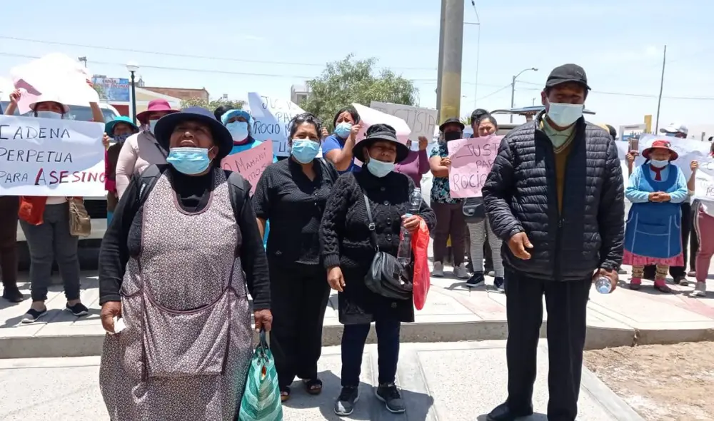 Los padres de la víctima protestaron frente a la Central de Investigación Criminal. Foto: La República Los padres de la víctima protestaron frente a la Central de Investigación Criminal. Foto: La República