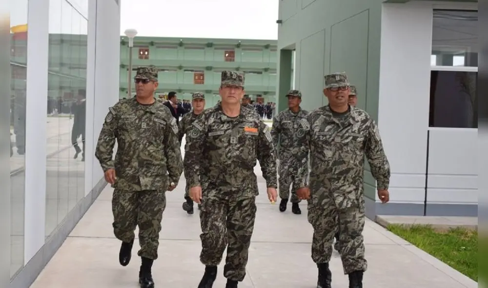El general Domínguez afirma que el general de división Oswaldo Calle Talledo dispuso que efectivos del Ejército lo espiaran. Foto: La República