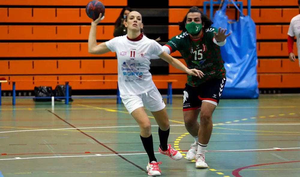 En su partido debut, el BM Albacete venció 31-26 al Cabanillas con un gol de Mireia. Foto: Twitter @MarcaTMF