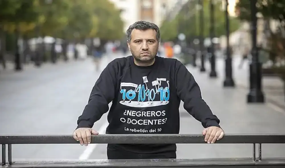 Yván Pozuelo enseña francés en Gijón (España). Foto: El Mundo