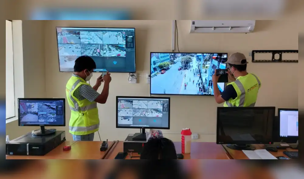 El equipo de control inspeccionó las centrales de monitoreo de las municipalidades. Foto: Contraloría