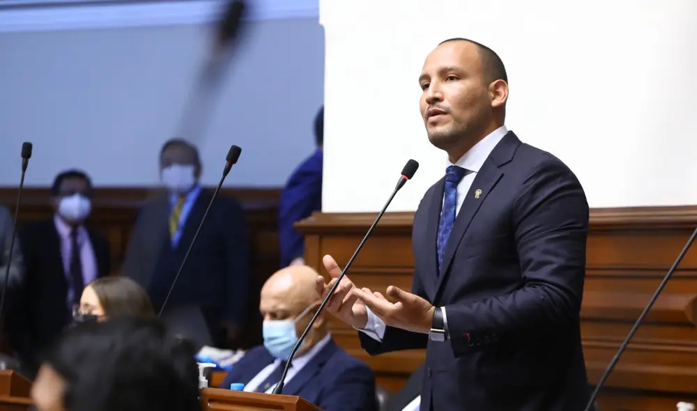 Alejandro Muñante señala que el presidente Pedro Castillo le debe una explicación al país por ascensos irregulares. Foto: Congreso