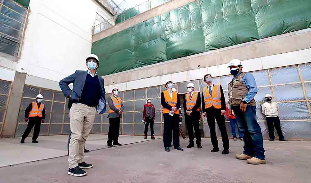 Inspección. Comitiva del Pronis, el embajador de Francia y el gobernador de Cusco visitaron el hospital Lorena. Foto: La República