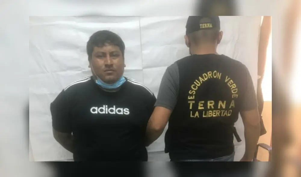 Detenido transportaba bolsa con tres paquetes de diversos tamaños. Foto: PNP