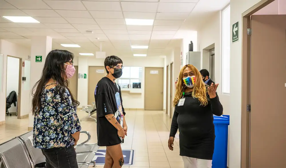 La clínica cuenta con 32 trabajadores, de los cuales 11 son mujeres y hombres trans con quienes se busca generar confianza a los usuarios. Foto: El País La clínica cuenta con 32 trabajadores, de los cuales 11 son mujeres y hombres trans con quienes se busca generar confianza a los usuarios. Foto: El País