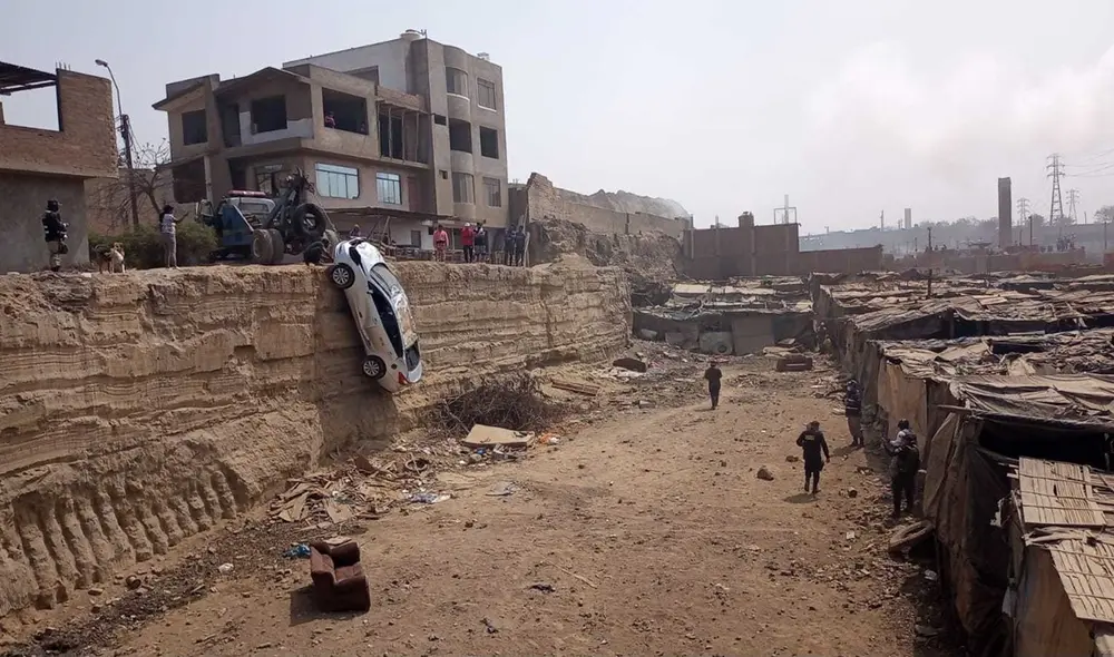 El chofer no conocía la ruta y cayó al barranco, según vecinos de la zona. Foto: Pamela Advíncula/URPI-LR El chofer no conocía la ruta y cayó al barranco, según vecinos de la zona. Foto: Pamela Advíncula/URPI-LR
