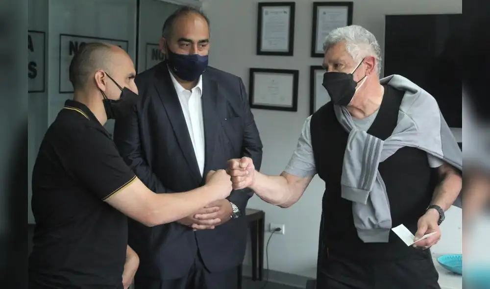 Ramón Quiroga recibe el pago de su deuda. Fotos: EmbajadUr/Twitter