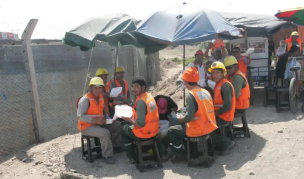 Obreros en su hora de refrigerio. Foto: referencial / La República Obreros en su hora de refrigerio. Foto: referencial / La República