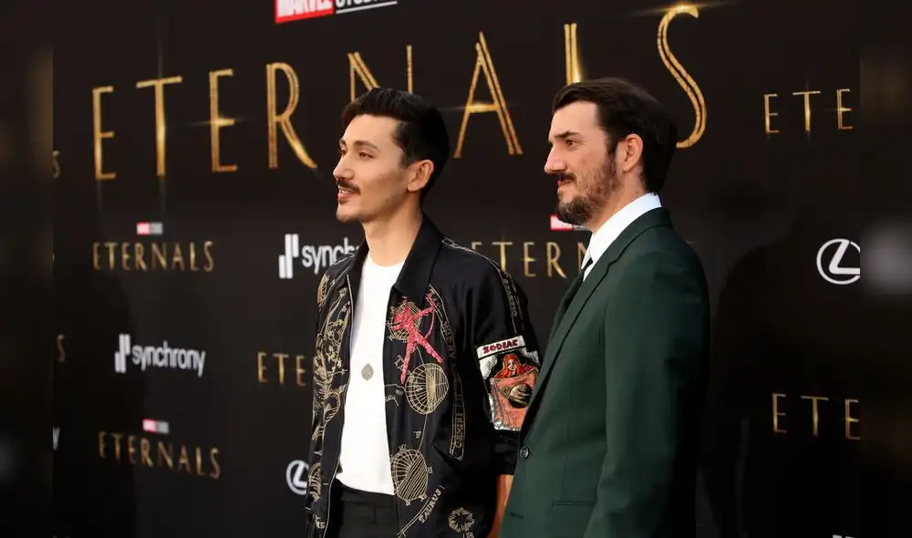 Los guionistas Kaz y Ryan Firpo llegan al estreno de Eternals de Marvel Studios el 18 de octubre de 2021, en Hollywood, California. Foto: Jesse Grant / Getty Images Norteamérica
