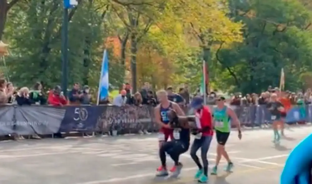 Los deportistas no abandonaron a su compañero y lo cargaron hasta llegar a la final. Foto: captura de TikTok Los deportistas no abandonaron a su compañero y lo cargaron hasta llegar a la final. Foto: captura de TikTok