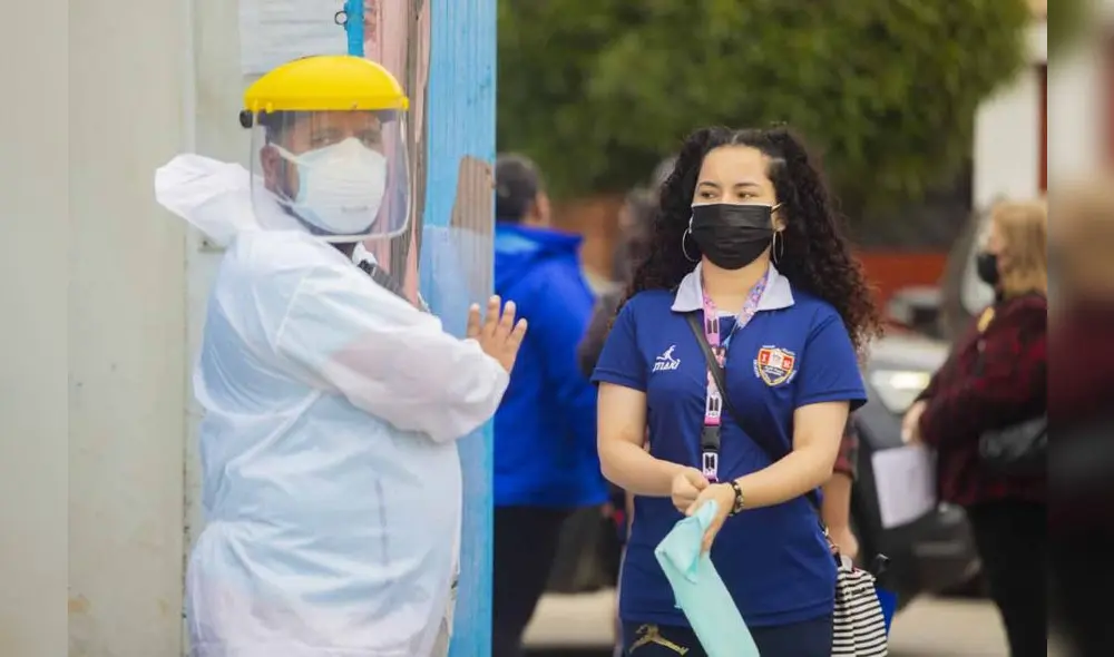 Estudiantes retornaron luego de un año y nueve meses. Alcalde del distrito participó en el reinicio de clases. Foto: Municipalidad del Callao