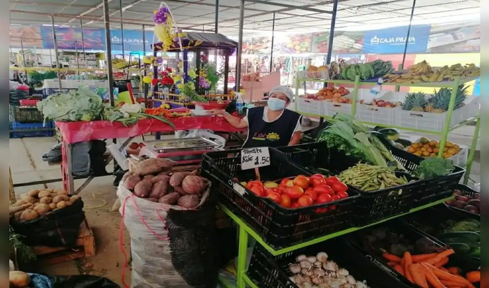 Supervisan mercado para garantizar la venta de productos en buen estado. Foto: La República. Supervisan mercado para garantizar la venta de productos en buen estado. Foto: La República.