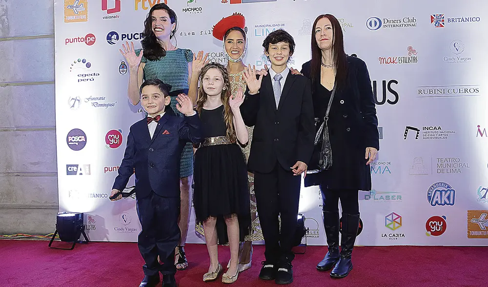 Gala. Fiorella de Ferrari, el elenco de niños, la directora Rossana Díaz Costa, Mayella Lloclla con su hijo Gael, María Pía Copello y el alcalde Jorge Muñoz entregando la Medalla de Lima a Alfredo Bryce.