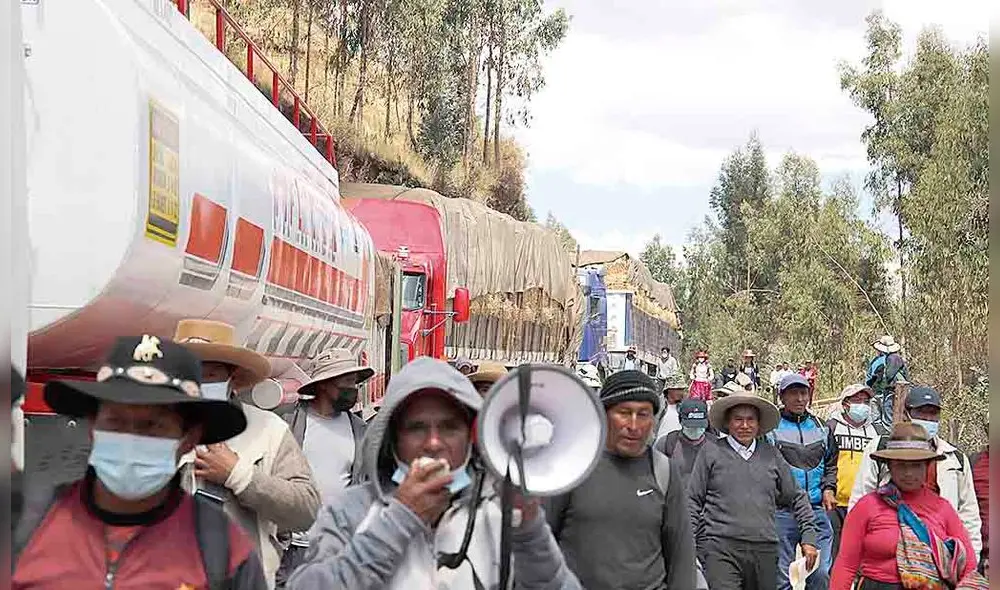 Reclamo. Población de Apurimac vuelve a bloquear corredor minero del sur, ante incumplimiento de promesas de parte del gobierno central. Foto: Miguel Gutiérrez/ cortesía