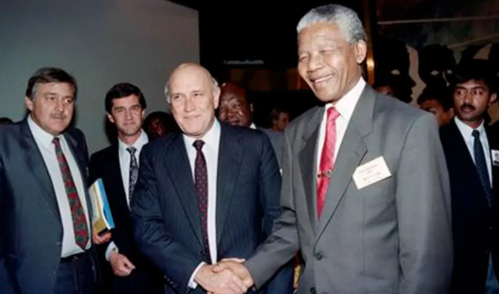 El líder del Congreso Nacional Africano, Nelson Mandela, saluda al presidente de Sudáfrica, Frederik De Klerk, en mayo de 1992. Foto: AFP