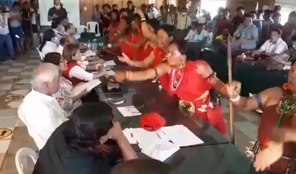 Vistiendo un atuendo típico color rojo y portando sus varas “de guerra”, las mujeres se acercaron a la mesa principal y protestaron ante las autoridades. Foto: captura de RPP