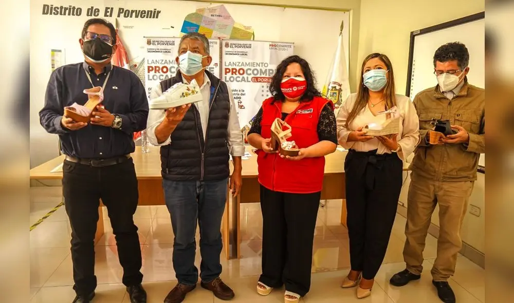 El alcalde Rebaza muestra diversos modelos de calzado porvenireño. Foto: MDEP El alcalde Rebaza muestra diversos modelos de calzado porvenireño. Foto: MDEP