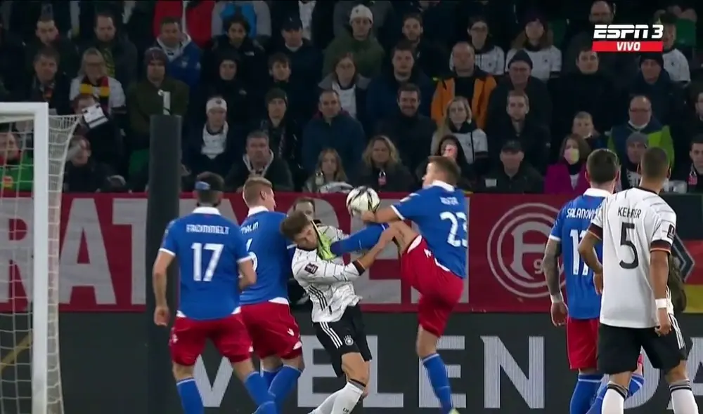 Jens Hofer fue expulsado por la patada ante Goretzka. Foto: captura ESPN.