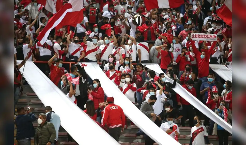 Perú vs. Bolivia: Hinchas lanzan arengas durante el calentamiento de la Bicolor. Foto: FPF