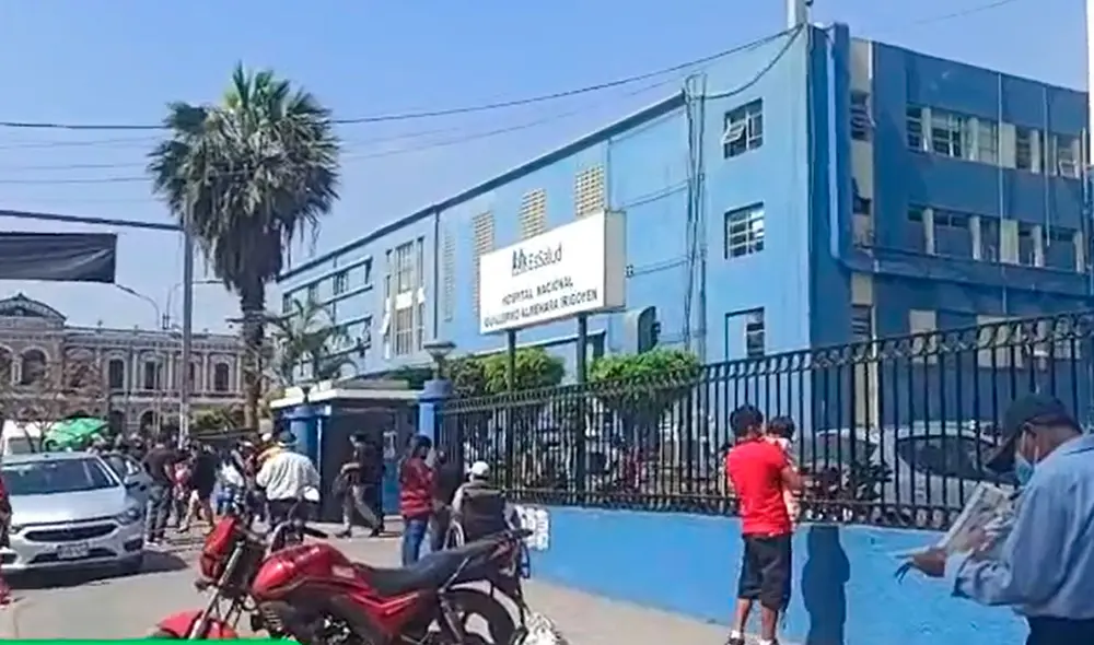 El exbombero Luis Casanova ingresó al hospital Almenara por una fractura de cadera, sin embargo, contrajo un virus intrahospitalario que lo tiene postrado en UCI. Foto: La República