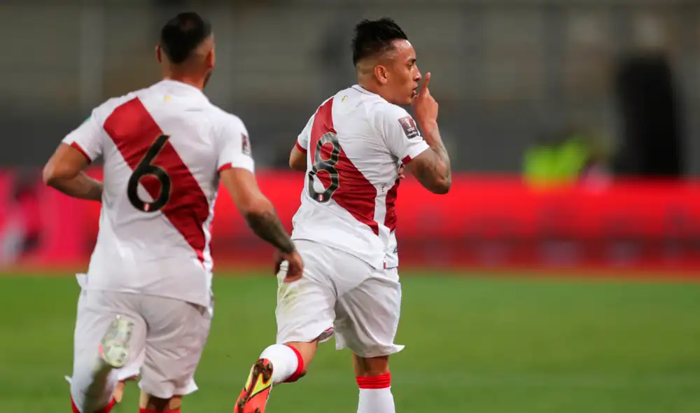 La Blanquirroja se fue al descanso ganando por 3-0 con goles de Peña, Cueva y Lapadula. Foto: EFE