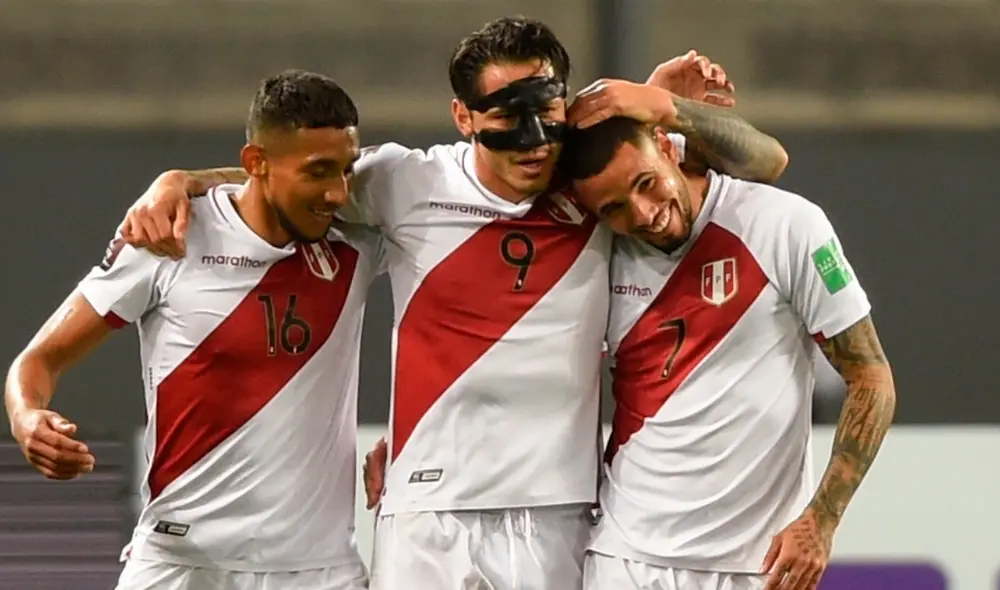 La Blanquirroja se fue al descanso ganando por 3-0 con goles de Peña, Cueva y Lapadula. Foto: EFE