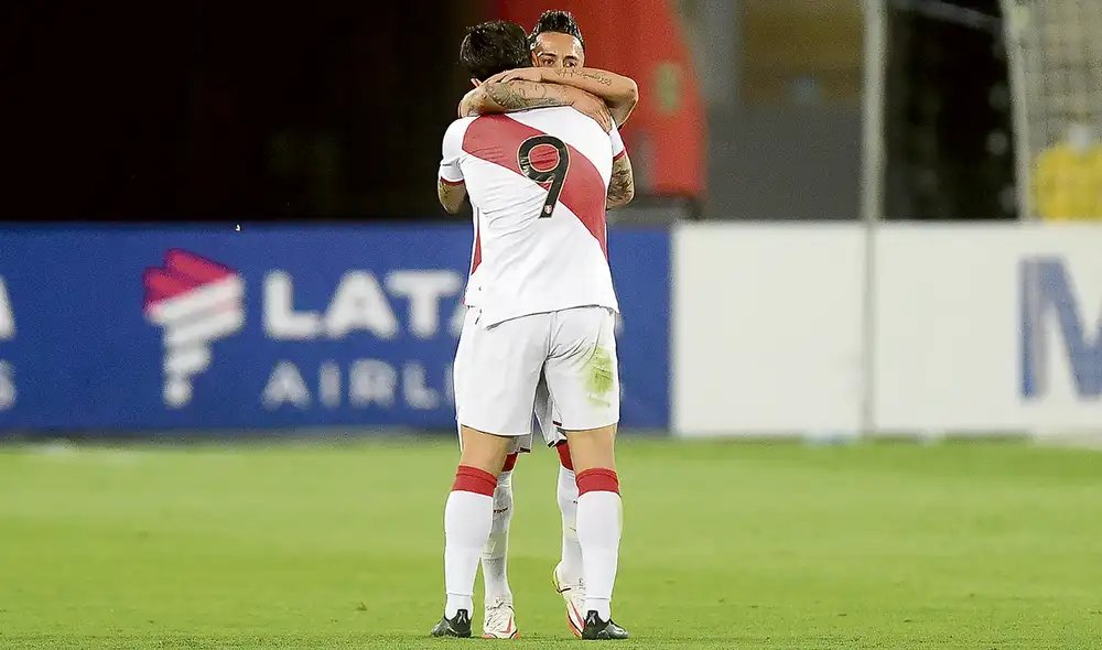 Hermandad. El abrazo de Gianluca Lapadula y Christian Cueva tras el pitazo final. Foto: FPF Hermandad. El abrazo de Gianluca Lapadula y Christian Cueva tras el pitazo final. Foto: FPF