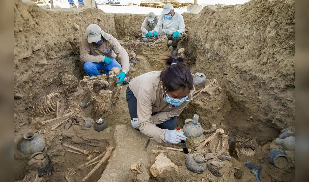 Arqueólogos realizan trabajos en la fosa descubierta en el complejo de la ciudad precolombina ChanChan. Fotografía: EFE