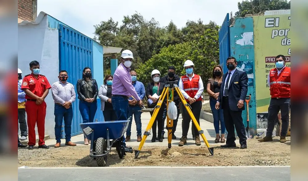Autoridades ponen primera piedra de remodelación de colegio. Foto: difusión Autoridades ponen primera piedra de remodelación de colegio. Foto: difusión
