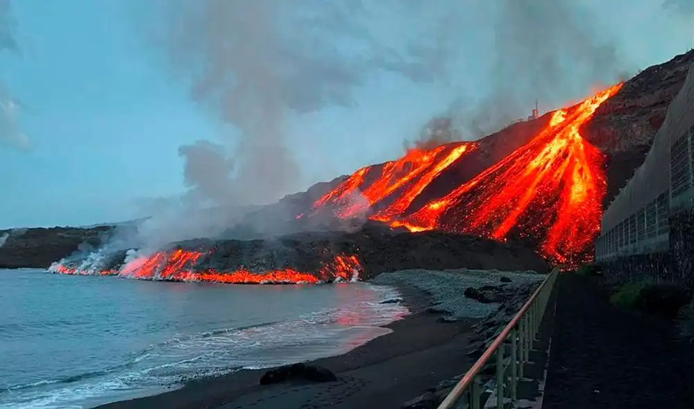 La lava del volcán de La Palma alcanza nuevamente el océano Atlántico en la playa de Los Guirres. Foto: EFE