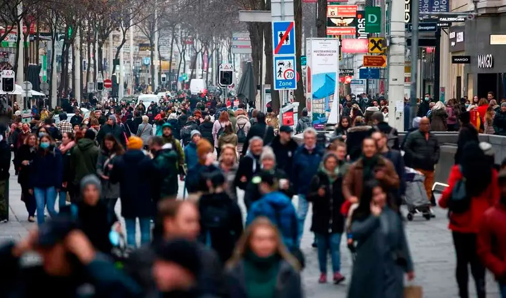 Desde el lunes 8 de noviembre ya se aplica en todo el país la prohibición de que quien no esté vacunado o no haya pasado la enfermedad acceda a locales de ocio. Foto: captura / EFE Desde el lunes 8 de noviembre ya se aplica en todo el país la prohibición de que quien no esté vacunado o no haya pasado la enfermedad acceda a locales de ocio. Foto: captura / EFE