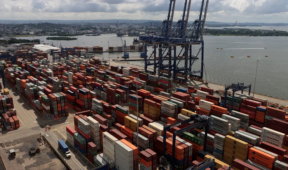 Contenedores apilados, el 4 de noviembre de 2021 en el puerto de Cartagena (Colombia). Foto: EFE